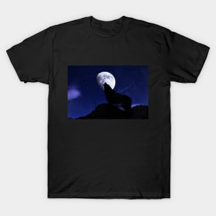 Wolf howling at the moon T-Shirt